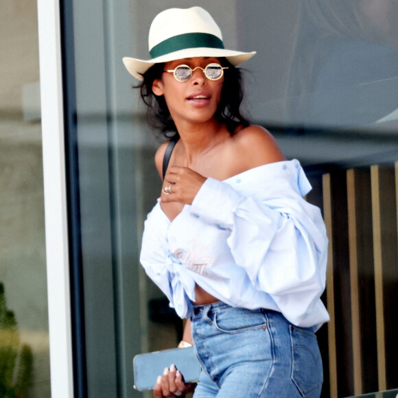 Malheureusement, Ayem Nour sait que de nouveaux bras de fer avec la justice marocaine l'attendent. 
Exclusif - Ayem Nour dans les tribunes des Internationaux de France de Tennis de Roland Garros à Paris le 1er juin 2022. © Dominique Jacovides - Cyril Moreau / Bestimage