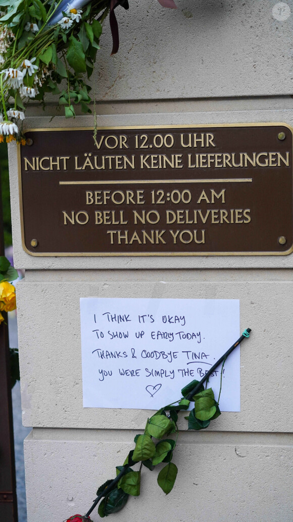 Et c'est une bonne manière pour les fans de lui rendre hommage. 
Suite au décès de la rock star, les fans déposent des lettres d'hommages et des bouquets de fleurs devant le domicile de Tina Turner à Zurich, le 25 mai 2023. 
