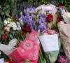 Ils ont déjà commencé à lui rendre hommage. 
Suite au décès de la rock star, les fans déposent des lettres d'hommages et des bouquets de fleurs devant le domicile de Tina Turner à Zurich, le 25 mai 2023. 