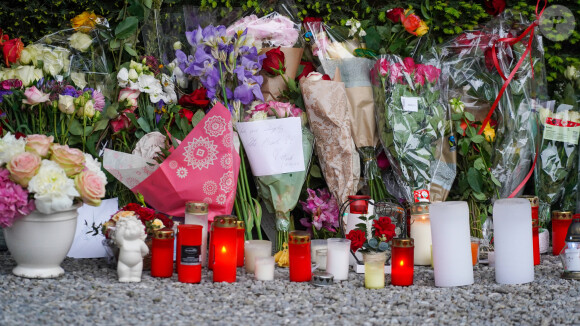Ils ont déjà commencé à lui rendre hommage. 
Suite au décès de la rock star, les fans déposent des lettres d'hommages et des bouquets de fleurs devant le domicile de Tina Turner à Zurich, le 25 mai 2023. 