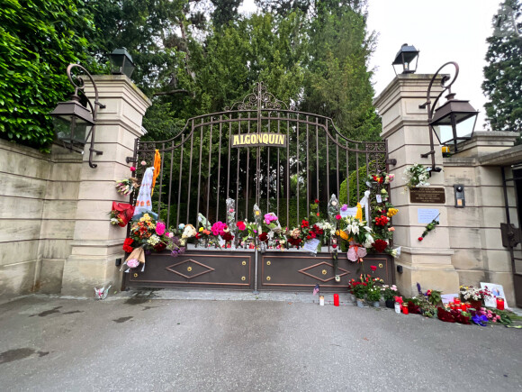Suite au décès de la rock star, les fans déposent des lettres d'hommages et des bouquets de fleurs devant le domicile de Tina Turner à Zurich, le 25 mai 2023. 