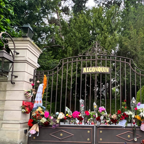Suite au décès de la rock star, les fans déposent des lettres d'hommages et des bouquets de fleurs devant le domicile de Tina Turner à Zurich, le 25 mai 2023. 
