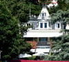 Ils habitaient en Suisse depuis plus de 20 ans. 
Tina Turner et son mari Erwan Bach avaient habité dans ce beau château en Suisse avant d'acheter leur maison de 76 millions de dollars.