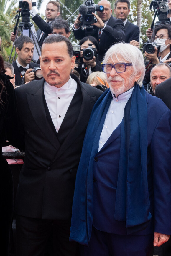 Johnny Depp, Pierre Richard - Montée des marches du film " Jeanne du Barry " pour la cérémonie d'ouverture du 76ème Festival International du Film de Cannes, au Palais des Festivals à Cannes. Le 16 mai 2023 © Olivier Borde / Bestimage 