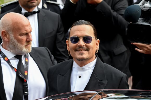 Johnny Depp à la montée des marches de "Jeanne du Barry" lors du 76ème Festival International du Film de Cannes, le 16 mai 2023. 