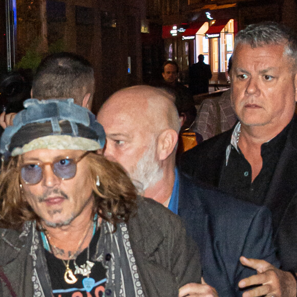 Al Pacino et Johnny Depp quittent la projection privée et la master class du film Donnie Brasco au cinéma du Panthéon à Paris le 26 avril 2023. 