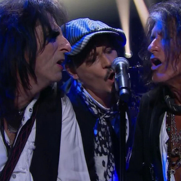 Membre du groupe Hollywood Vampires, l'ex de Vanessa Paradis devait donner trois nouveaux concerts sur la côte Est. Un rendez-vous reporté suite à un incident...
Johnny Depp chante avec son groupe "Hollywood Vampires" sur l'émission "The Late Late Show" à Los Angeles le 31 juillet 2019. 