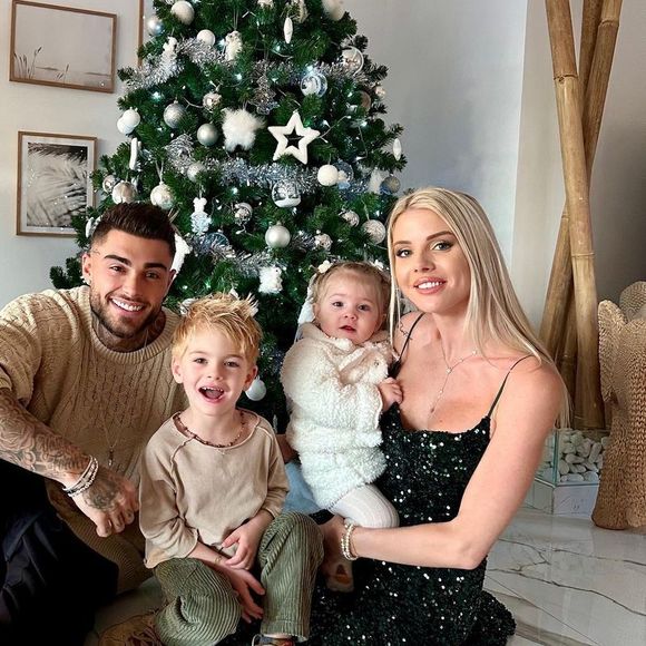 Jessica Thivenin et Thibault Garcia avec leurs enfants Maylone et Leewane à Noël.