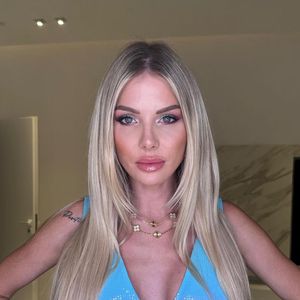 Jessica Thivenin est en vacances en Grèce avec ses copines.
Jessica Thivenin prend la pose sur Instagram