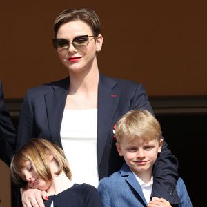 Les jumeaux Jacques et Gabriella âgés de 8 ans ont fait sensation lors de l'évènement automobile 
La princesse Charlène de Monaco et leurs enfants le prince Jacques de Monaco et la princesse Gabriella de Monaco lors de l' édition 2023 du Tournoi Sainte Dévote de Rugby au Stade Louis II à Monaco le 22 avril 2023. © Jean-Charles Vinaj / Pool Monaco / Bestimage 