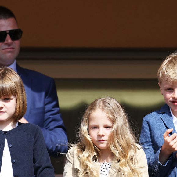 Une rare apparition qui a réjoui leurs sujets 
Le prince Jacques de Monaco et la princesse Gabriella de Monaco et leur cousine lors de l' édition 2023 du Tournoi Sainte Dévote de Rugby au Stade Louis II à Monaco le 22 avril 2023. © Jean-Charles Vinaj / Pool Monaco / Bestimage 