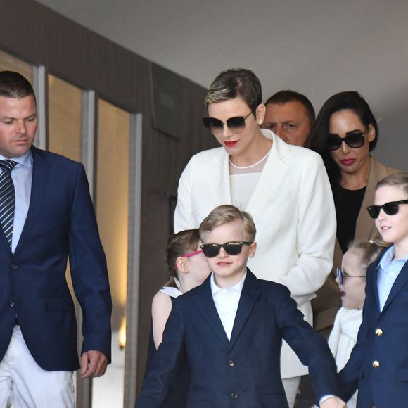 La princesse Charlene de Monaco, ses enfants le prince Jacques et la princesse Gabriella, Sean Wittstock avec sa femme Chantell Violet Serfontein et leurs enfants Raigen et Aiva Grace - La famille princière de Monaco assiste à la finale homme du tournoi Rolex Monte Carlo Masters 2023 à Roquebrune-Cap-Martin le 16 avril 2023. © Bruno Bebert/Bestimage 