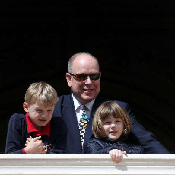 Le prince Albert II de Monaco avec ses enfants le prince héréditaire Jacques et la princesse Gabriella - Les carabiniers jouent en l'honneur de l'anniversaire du prince Albert II en présence de ses enfants au palais princier à Monaco le 14 mars 2023. Il va fêter ses 65 ans. © Jean-François Ottonello/Nice Matin/Bestimage 