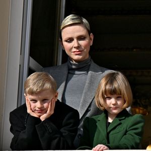 La princesse Charlène de Monaco, Le prince Jacques de Monaco, marquis des Baux, La princesse Gabriella de Monaco, comtesse de Carladès - La famille princière monégasque au balcon du palais lors de la célébration de la Sainte Dévote à Monaco, sainte patronne de Monaco. Monaco. Le 27 janvier 2023. Déclaré positif au Covid-19 le 24 janvier 2023, le prince Albert porte un masque. © Bruno Bebert / Bestimage 