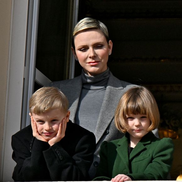 La princesse Charlène de Monaco, Le prince Jacques de Monaco, marquis des Baux, La princesse Gabriella de Monaco, comtesse de Carladès - La famille princière monégasque au balcon du palais lors de la célébration de la Sainte Dévote à Monaco, sainte patronne de Monaco. Monaco. Le 27 janvier 2023. Déclaré positif au Covid-19 le 24 janvier 2023, le prince Albert porte un masque. © Bruno Bebert / Bestimage 