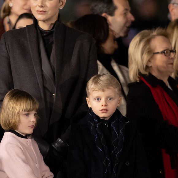 La princesse Charlene de Monaco, le prince héréditaire Jacques et la princesse Gabriella - La famille princière de Monaco participe à l'embrasement de la barque lors des célébrations de la Sainte-Dévote sur le quai Albert 1er à Monaco le 26 janvier 2023. © Olivier Huitel / Pool Monaco / Bestimage 