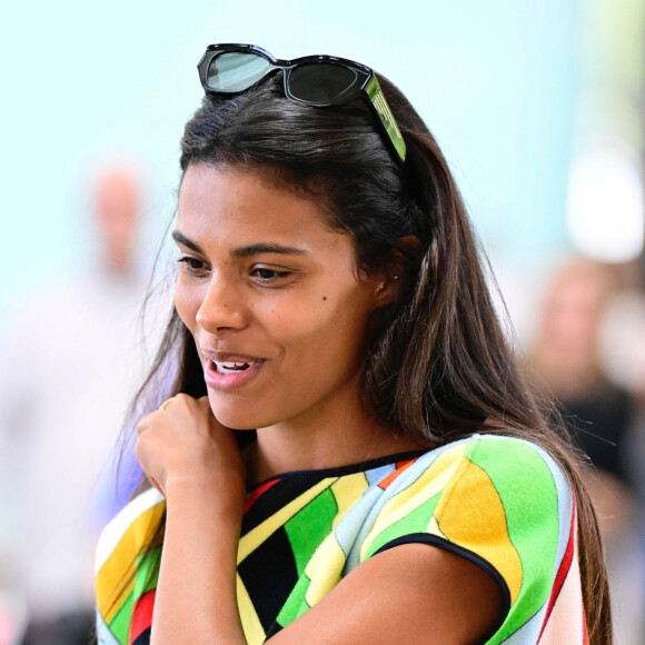 Vincent Cassel et sa femme Tina Kunakey arrivent à l'aéroport de Venise-Marco Polo lors de la 79ème édition du festival international du film de Venise (La Mostra), Italie, le 2 septembre 2022.