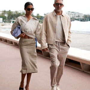 Vincent Cassel et sa femme Tina Kunakey se promènent sur la croisette lors du 75ème Festival International du Film de Cannes, le 23 mai 2022.