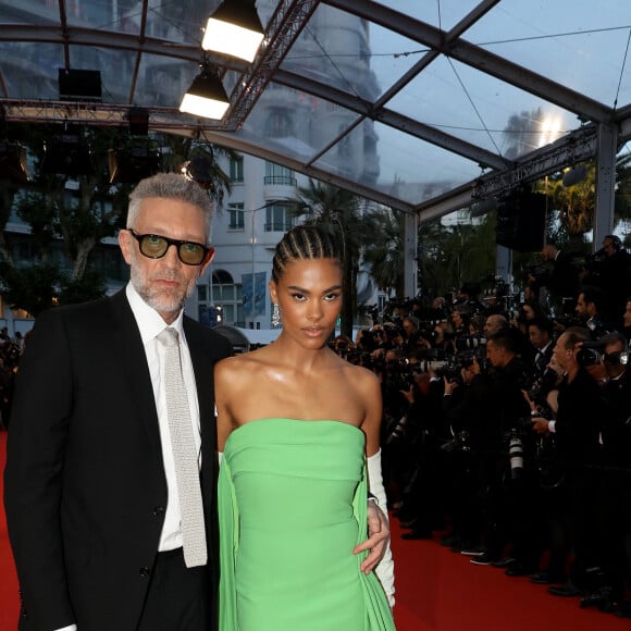 Tina Kunakey et son mari Vincent Cassel - Montée des marches du film " Les crimes du futur " lors du 75ème Festival International du Film de Cannes. Le 23 mai 2022 © Dominique Jacovides / Bestimage