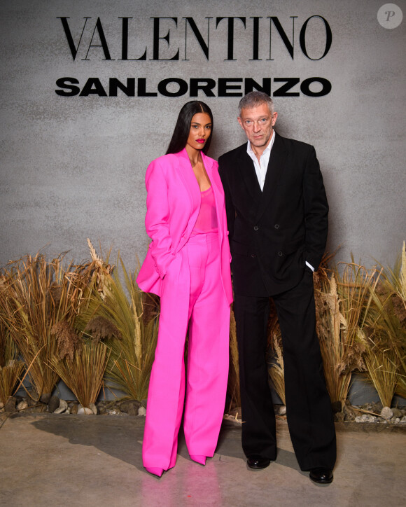 Tina Kunakey et son mari Vincent Cassel au photocall du dîner "Valentino" lors de la 59ème Biennale de Venise, le 22 avril 2022.