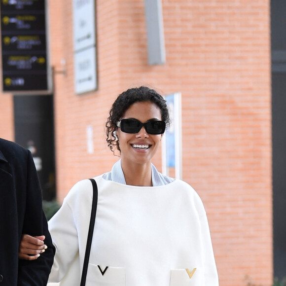 Vincent Cassel et sa femme Tina Kunakey arrivent à l'aéroport international de Venise - Marco Polo et prennent un bateau-taxi, à Venise, Italie, le 21 avril 2022.