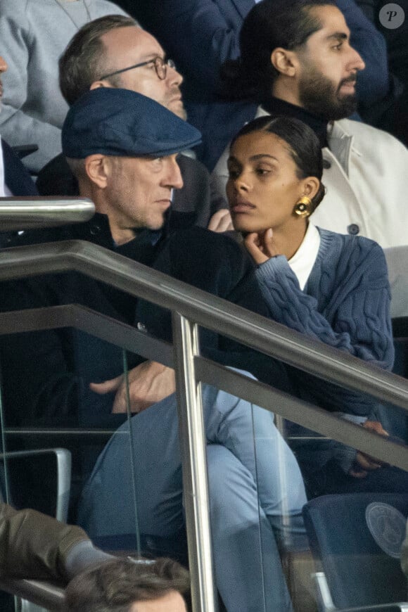 Vincent Cassel et sa femme Tina Kunakey, dans les tribunes lors du match de Ligue 1 "PSG - OM (2-1)" au Parc des Princes, le 17 avril 2022. © Agence/Bestimage