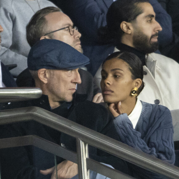 Vincent Cassel et sa femme Tina Kunakey, dans les tribunes lors du match de Ligue 1 "PSG - OM (2-1)" au Parc des Princes, le 17 avril 2022. © Agence/Bestimage