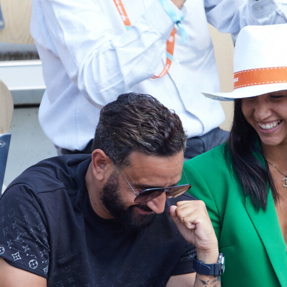 Cyril Hanouna et la joueuse de tennis française Lola Marandel, une amie que Stan Wawrinka lui a présentée, en tribunes lors des Internationaux de France de tennis de Roland Garros 2023 à Paris, France, le 31 mai 2023. © Jacovides-Moreau/Bestimage