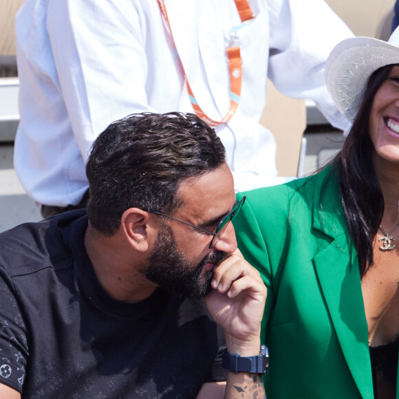 Cyril Hanouna et la joueuse de tennis française Lola Marandel, une amie que Stan Wawrinka lui a présentée, en tribunes lors des Internationaux de France de tennis de Roland Garros 2023 à Paris, France, le 31 mai 2023. © Jacovides-Moreau/Bestimage