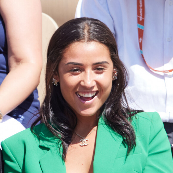 Cyril Hanouna et la joueuse de tennis française Lola Marandel, une amie que Stan Wawrinka lui a présentée, en tribunes lors des Internationaux de France de tennis de Roland Garros 2023 à Paris, France, le 31 mai 2023. © Jacovides-Moreau/Bestimage