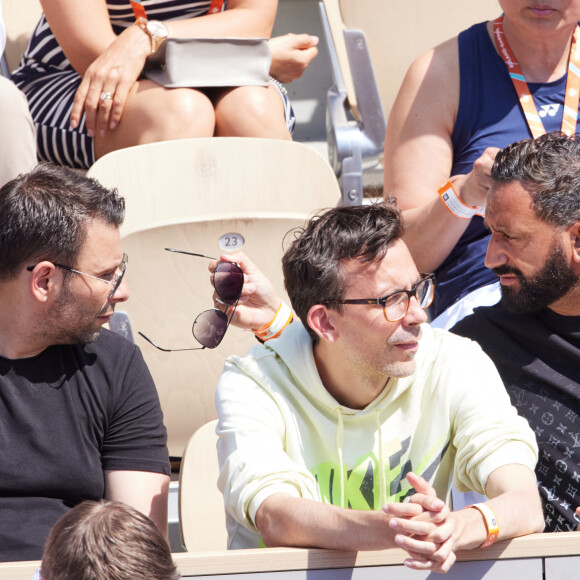 Raymond Aabou (chroniqueur TPMP et livreur), Loïc et Cyril Hanouna en tribunes lors deuxième tour des Internationaux de France de tennis de Roland Garros 2023 opposant Stanislas (Stan) Wawrinka à Thanasi Kokkinakis, à Paris, France, le 31 mai 2023. Lola est une amie du joueur de tennis Suisse Stanislas (Stan) Wawrinka. © Jacovides-Moreau/Bestimage 