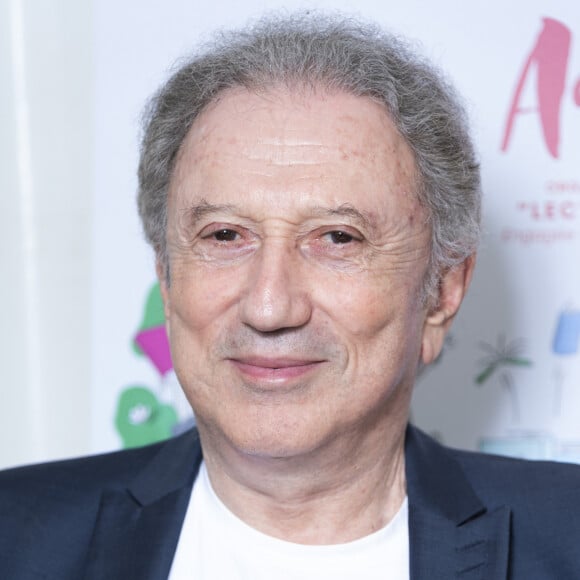 "Ceux qui me croyaient mort devront encore attendre !", lâche-t-il en guise d'introduction. Et de continuer : "Je suis en pleine forme, ou presque. Merci pour vos témoignages, ça m'a beaucoup touché, beaucoup beaucoup touché".
Exclusif - Michel Drucker - Festival des Livres et des Artistes organisé par l'association "Lecture pour Tous" engagée dans la lutte contre l'illettrisme au Mail Branly à Paris le 3 juillet 2022. © Pierre Perusseau / Jack Tribeca / Bestimage