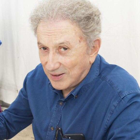 Dans la vidéo, Michel Drucker prend lui-même la parole, souriant et aminci dans une tenue décontractée.
Exclusif - Michel Drucker - Festival des Livres et des Artistes organisé par l'association "Lecture pour Tous" engagée dans la lutte contre l'illettrisme au Mail Branly à Paris le2 juillet 2022. © Pierre Perusseau/ Jack Tribeca / Bestimage