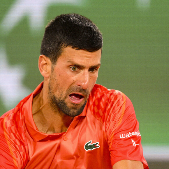 Scotché sur son torse, on a pu voir un petit patch métallique
 
Novak Djokovic (Srb) lors des internationaux de tennis de Roland Garros 2023 le 31 mai 2023. © JB Autissier / Panoramic / Bestimage