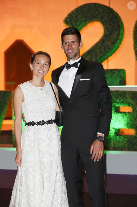 En conférence de presse, Novak Djokovic a commencé par une blague : "J'aime beaucoup Iron Man et je veux lui ressembler"
 
Novak Djokovic et sa femme Jelena Djokovic lors du dîner des champions de Wimbledon à Guildhall à Londres, le 15 juillet 2018. Novak a remporté la finale contre le sud-africain K. Anderson (6-2; 6-2; 7-3)