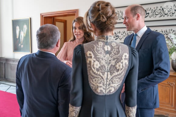 Et elle a retrouvé avec plaisir Kate Middleton et le prince William.
Le roi Abdallah II de Jordanie (de dos), la reine Rania de Jordanie, guest, Le prince William, prince de Galles - Mariage du prince Hussein bin Abdullah II et Rajwa Al-Saif au palais Husseiniya à Amman, Jordanie le 1er juin 2023. 