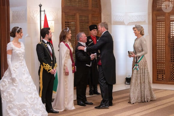 Sa robe beige était en effet particulièrement travaillée de broderies et de perles.
Rania de Jordanie - Réception du mariage du prince Hussein de Jordanie et de la reine Rajwa. @ Balkis Press/ABACAPRESS.COM