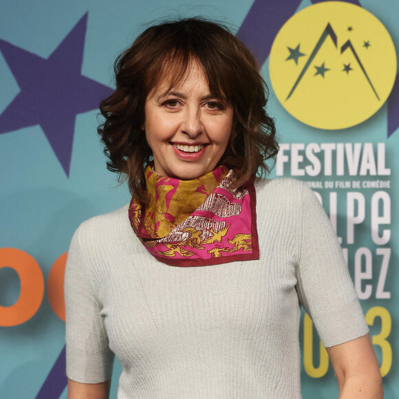 Situation identique pour Valérie Bonneton. "Elle a refait sa vie entre Paris et Trouville aux côtés d'Edouard, son amour de jeunesse", apprenait-on dans les colonnes du "Figaro", pour qui elle ajoutait : "Nous étions ensemble de 16 à 22 ans. 
Valérie Bonneton pour le film "Juste ciel" - Photocall lors de la 26ème édition du festival international du film de comédie de l'Alpe d'Huez le 18 janvier 2023. © Dominique Jacovides / Bestimage 