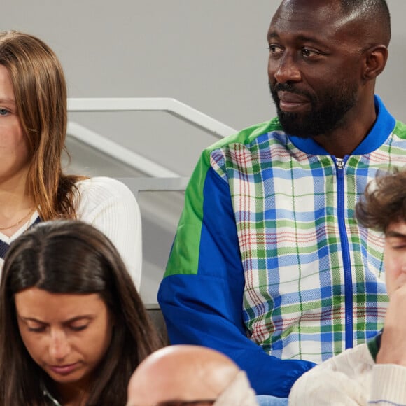 Une jeune femme de 21 ans ravissante et qui s'entend à merveille avec son célèbre beau-père.
Thomas Ngijol et sa belle-fille Gina Rocher lors de la nocturne des Internationaux de France de tennis de Roland Garros 2023 à Paris, France, le 2 juin 2023. © Moreau-Jacovides/Bestimage