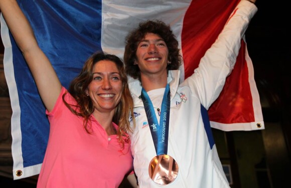 Déborah Anthonioz, médaillée d'Argent et Tony Ramoin, médaille de Bronze en snowboardcross. Les deux athlètes perpétuent la tradition du snowboard français. 