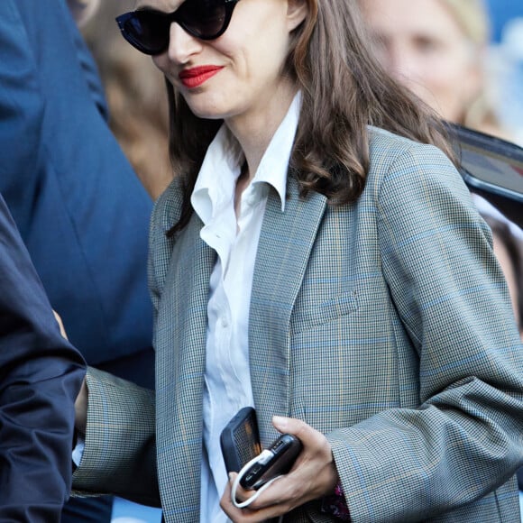 Il n'a d'ailleurs pas hésité à lui demander de faire une photo à ses côtés.
Natalie Portman en tribunes lors du match de football Ligue 1 Uber Eats opposant le Paris Saint-Germain (PSG) au Clermont Foot 63 au Parc des Princes à Paris, France, le 3 juin 2023. © Cyril Moreau/Bestimage