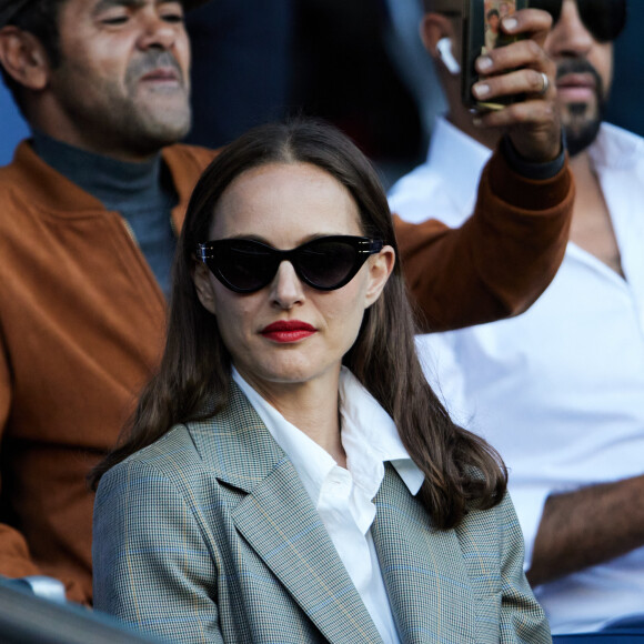 Natalie Portman en tribunes lors du match de football Ligue 1 Uber Eats opposant le Paris Saint-Germain (PSG) au Clermont Foot 63 au Parc des Princes à Paris, France, le 3 juin 2023. © Cyril Moreau/Bestimage