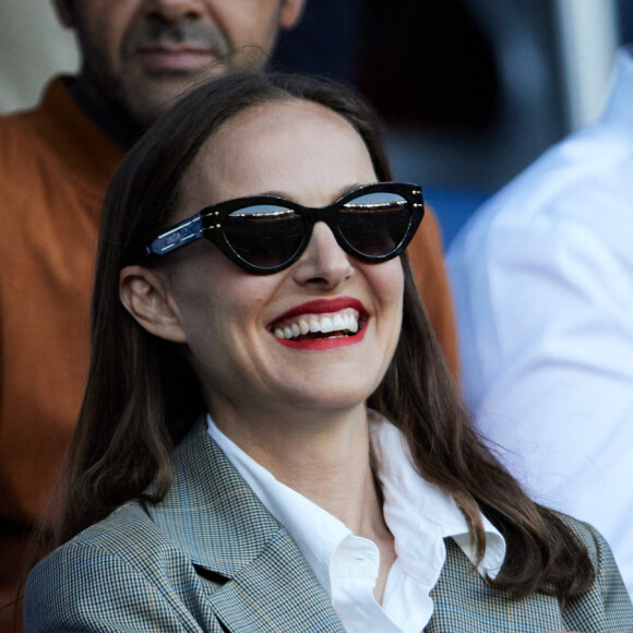 Natalie Portman en tribunes lors du match de football Ligue 1 Uber Eats opposant le Paris Saint-Germain (PSG) au Clermont Foot 63 au Parc des Princes à Paris, France, le 3 juin 2023. © Cyril Moreau/Bestimage