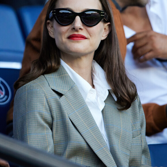 Natalie Portman en tribunes lors du match de football Ligue 1 Uber Eats opposant le Paris Saint-Germain (PSG) au Clermont Foot 63 au Parc des Princes à Paris, France, le 3 juin 2023. © Cyril Moreau/Bestimage