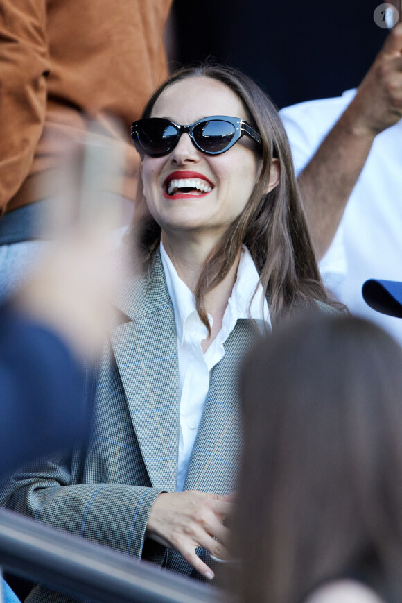Natalie Portman en tribunes lors du match de football Ligue 1 Uber Eats opposant le Paris Saint-Germain (PSG) au Clermont Foot 63 au Parc des Princes à Paris, France, le 3 juin 2023. © Cyril Moreau/Bestimage