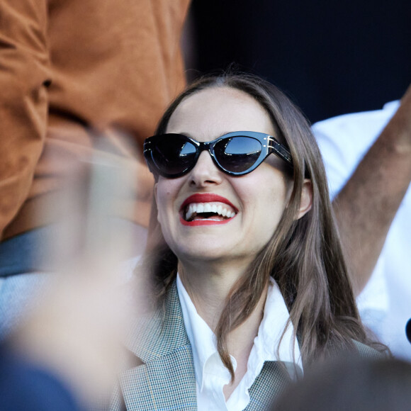 Natalie Portman en tribunes lors du match de football Ligue 1 Uber Eats opposant le Paris Saint-Germain (PSG) au Clermont Foot 63 au Parc des Princes à Paris, France, le 3 juin 2023. © Cyril Moreau/Bestimage