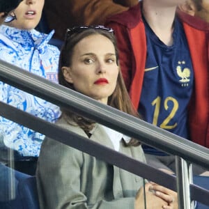 Rouge à lèvres impeccable, lunettes de soleil, elle a capté toute l'attention des photograhes.
Natalie Portman en tribunes lors du match de football Ligue 1 Uber Eats opposant le Paris Saint-Germain (PSG) au Clermont Foot 63 au Parc des Princes à Paris, France, le 3 juin 2023. Clermont a gagné 3-2. © Cyril Moreau/Bestimage