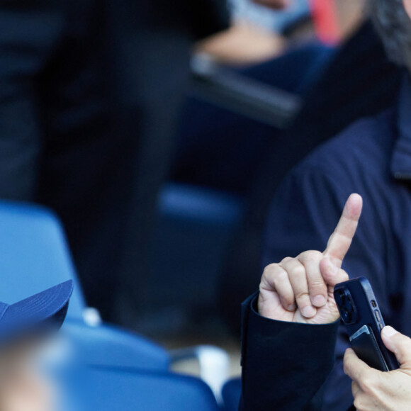 Nicola Sirkis et son fils Julesen tribunes lors du match de football Ligue 1 Uber Eats opposant le Paris Saint-Germain (PSG) au Clermont Foot 63 au Parc des Princes à Paris, France, le 3 juin 2023. Clermont a gagné 3-2. © Cyril Moreau/Bestimage