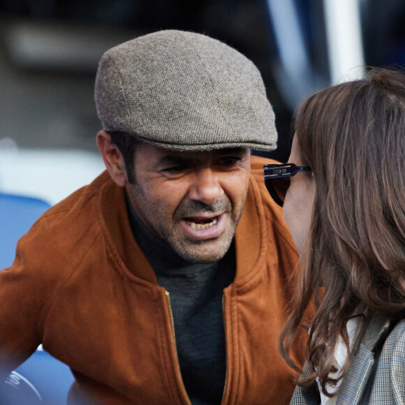 Mais aussi celle de Jamel Debouzze, totalement sous le charme de la star américaine.
Jamel Debbouze et Natalie Portman en tribunes lors du match de football Ligue 1 Uber Eats opposant le Paris Saint-Germain (PSG) au Clermont Foot 63 au Parc des Princes à Paris, France, le 3 juin 2023. Clermont a gagné 3-2. © Cyril Moreau/Bestimage