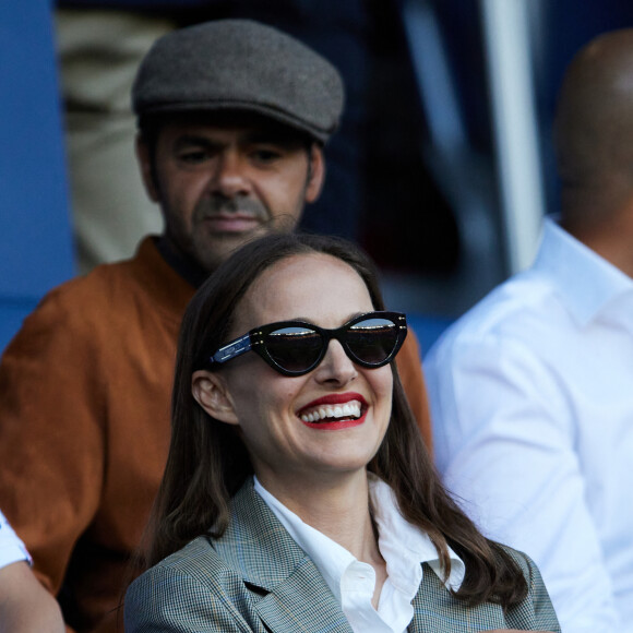 Jamel Debbouze et Natalie Portman en tribunes lors du match de football Ligue 1 Uber Eats opposant le Paris Saint-Germain (PSG) au Clermont Foot 63 au Parc des Princes à Paris, France, le 3 juin 2023. Clermont a gagné 3-2. © Cyril Moreau/Bestimage